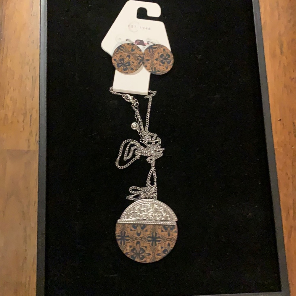 Necklace and earrings set.